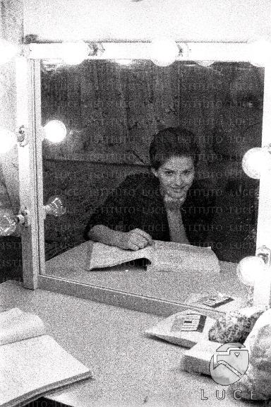 Claudia Cardinale in camerino, riflessa nella specchiera con davanti a ...