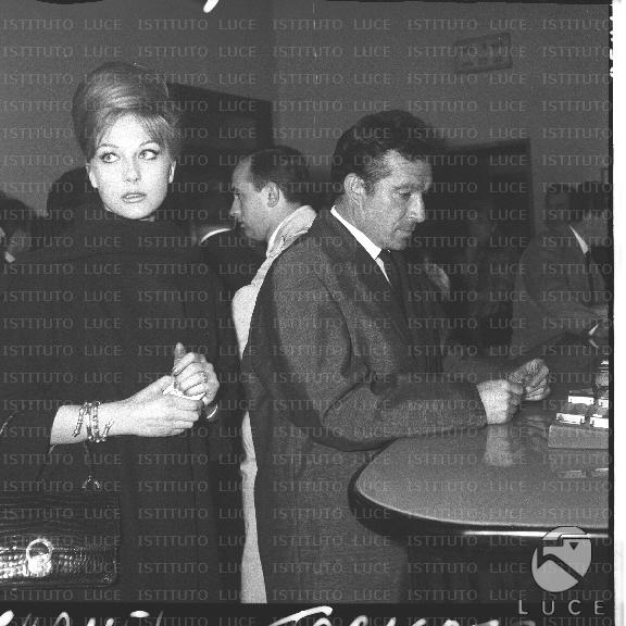 Ugo Tognazzi con Helene Chanel ad un bancone di un bar - piano medio