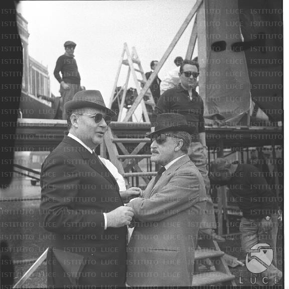 Rossellini e Totò ripresi durante una pausa del film 'Toto e ...